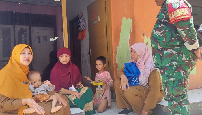 Babinsa Panjunan Dampingi Lurah dan Nakes Salurkan Bantuan untuk Balita Gizi Buruk