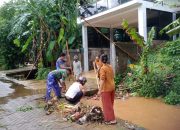 Anggota Koramil 03/Batealit Gelar Komsos dan Kerja Bakti Bersihkan Aliran Sungai di Desa Bantrung
