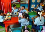 Babinsa Mindahan Dampingi Penyaluran Makan Bergizi Gratis untuk Warga Batealit