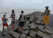 Babinsa Tubanan Evakuasi Perahu Nelayan yang Alami Laka Laut di Pantai Bayuran
