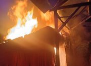 Babinsa Bumiharjo Bersama Aparat dan Warga Evakuasi Kebakaran Gudang Mebel di Keling