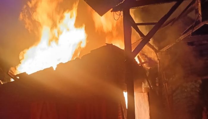 Babinsa Bumiharjo Bersama Aparat dan Warga Evakuasi Kebakaran Gudang Mebel di Keling