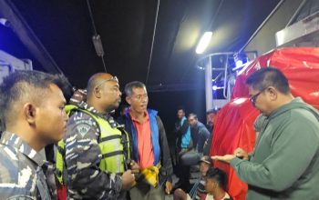 TIBA DI ACEH, KRI SSA-378 TNI AL DEBARKASI BANTUAN BAGI MASYARAKAT TERDAMPAK BENCANA