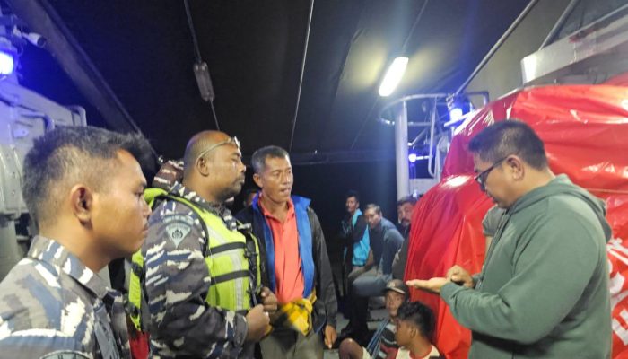 TIBA DI ACEH, KRI SSA-378 TNI AL DEBARKASI BANTUAN BAGI MASYARAKAT TERDAMPAK BENCANA