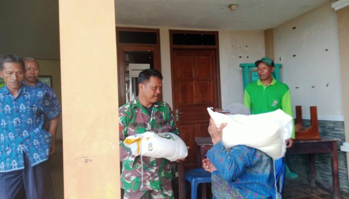 Babinsa Desa Kunir Dampingi Penyaluran Bantuan Pangan kepada 306 Warga