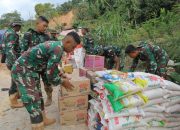 Jalan Kaki 5 Kilometer, Prajurit TNI AD Pikul Bantuan Logistik ke Desa Terisolir di Sitahuis