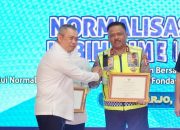 Hadiri Normalisasi Kendaraan Lebih Dimensi 2025 di Jatim, Kakorlantas Polri Irjen Pol. Agus Suryonugroho Terima Piagam Penghargaan