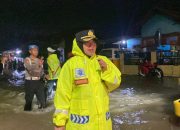 Polisi Sigap Amankan Jalur Pantura dan Bantu Pengendara Saat Banjir Rendam Kanci Kulon Cirebon