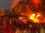 Kebakaran Hebat Melanda Bengkel Ban di Tanjung Uncang Batam, Api Mengancam SPBU dan Masjid Ikonik