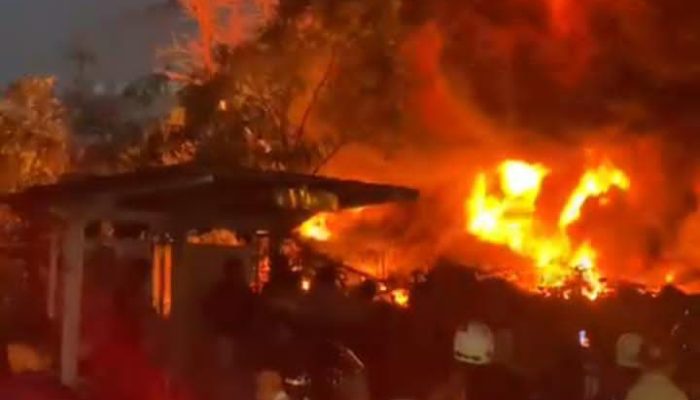 Kebakaran Hebat Melanda Bengkel Ban di Tanjung Uncang Batam, Api Mengancam SPBU dan Masjid Ikonik