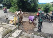 Demi Keselamatan Pengguna Jalan, Babinsa Turun Perbaiki Jalan