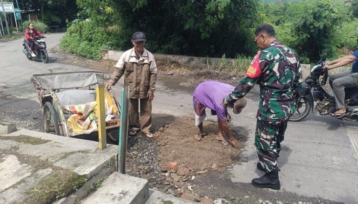 Demi Keselamatan Pengguna Jalan, Babinsa Turun Perbaiki Jalan