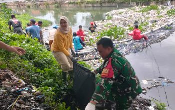 Kurangi Resiko Banjir, Babinsa dan Lurah Terjun ke Sungai