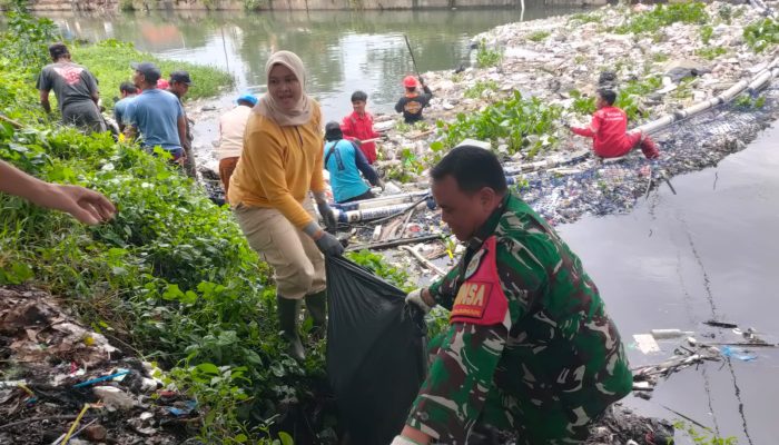 Kurangi Resiko Banjir, Babinsa dan Lurah Terjun ke Sungai
