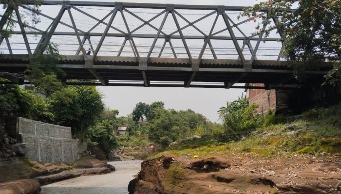 Jembatan Penghubung Dua Kabupaten Antara Brebes Dan Tegal Kondisi Terkikis Oleh Banjir
