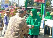 Jum’at Berkah, Danramil 1401/Kesambi Bagikan Nasi Box kepada Masyarakat