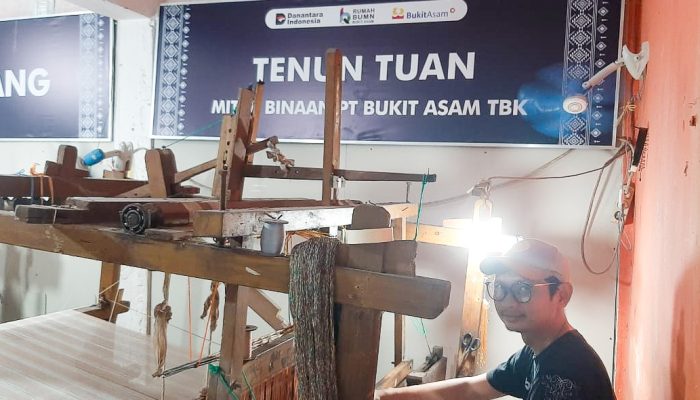 Tenun Tuan: Dari Warisan Keluarga Menuju Asa Pelestarian Budaya Palembang