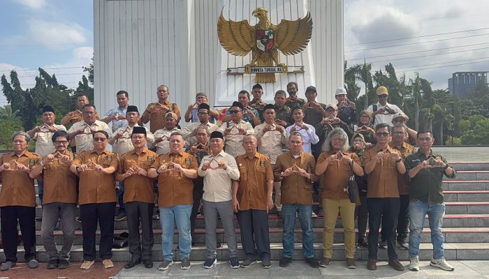 Menabur Bunga Di Makam Diah dan Rosihan Anwar, AMKI Menyemai Ingatan Pers yang Berjuang