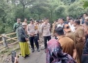 Babinsa Argasunya Monitoring Kunjungan Wali Kota Cirebon Tinjau Jalan Longsor di Lebakngok