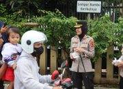 Polri Untuk Masyarakat, Kapolres Majalengka Bagikan Takjil Kepada Pengendara