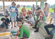 Anggota Koramil 0620-17/Ciwaringin Lakukan Monitoring Pembasmian Hama Tikus di Desa Gintung Tengah