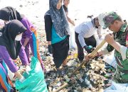 Kodim 0614/Kota Cirebon Gelar Karya Bakti Bersih-Bersih Pantai di Pesisir Kesenden