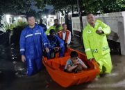 Pemdes Sutawinangun Bersama Bhabinkamtibmas dan Babinsa Sigap Tangani Banjir di Kedawung