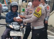 Satlantas Polres Majalengka Bagikan Takjil kepada Masyarakat yang Ngabuburit