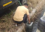 Tertangkap Basah Mobil Bak Terbuka Sedot Solar Subsidi Kedalam Jerigen