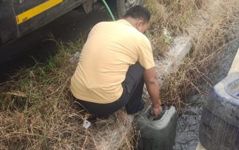 Tertangkap Basah Mobil Bak Terbuka Sedot Solar Subsidi Kedalam Jerigen