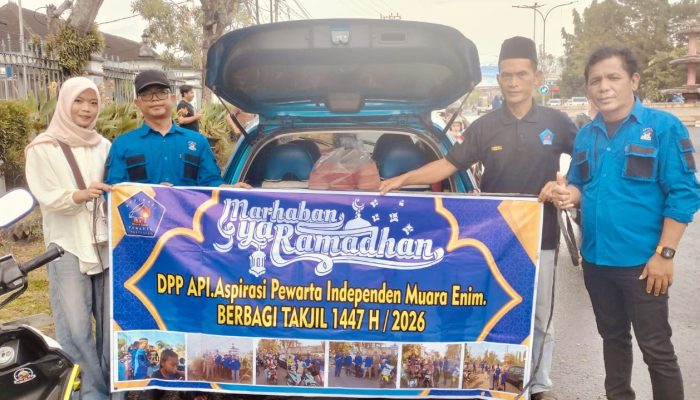 DPP API BAGIKAN TAKJIL BENTUK KEHADIRAN WARTWAN DI TENGAH MASYARAKAT