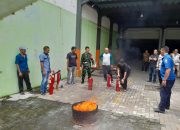 Babinsa Lemahwungkuk Monitoring Pelatihan Pemadaman Kebakaran di Gereja GBI Calvary