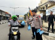 Menebar Kebaikan Ramadan, Sie Humas Polres Majalengka Bagikan Takjil