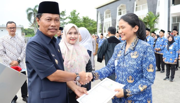 Serahkan SK Pengangkatan, Wali Kota Dorong ASN Tingkatkan Dedikasi dan Efisiensi Pelayanan