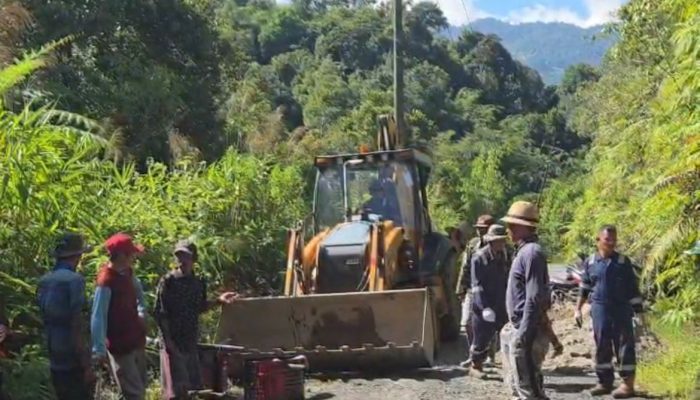 Pedulikan Keselamatan Masyarakat, PGE Lumut Balai Laksanakan Gotong Royong Perbaikan Jalan Bersama Warga