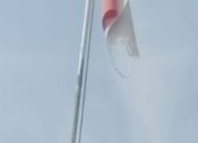 Gawat….!! Bendera Robek Dan Usang Masih Tetap Berkibar Di Depan Kantor Desa Pematang Ganjang