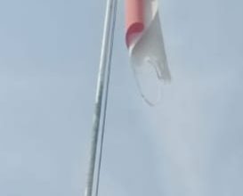 Gawat….!! Bendera Robek Dan Usang Masih Tetap Berkibar Di Depan Kantor Desa Pematang Ganjang