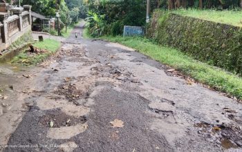 Jalan Kabupaten Yang Menghubungkan Desa Sindang Kempeng Dan Desa Greged Miris Untuk Dilalui Pengguna Jalan