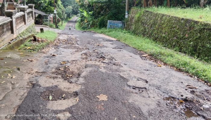 Jalan Kabupaten Yang Menghubungkan Desa Sindang Kempeng Dan Desa Greged Miris Untuk Dilalui Pengguna Jalan