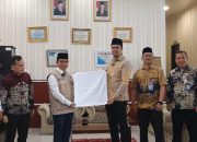 Dirut Perumda Tirtanadi Bagikan Cinderamata 5. 974 Handuk Untuk Jamaah Calon Haji Embarkasi Medan