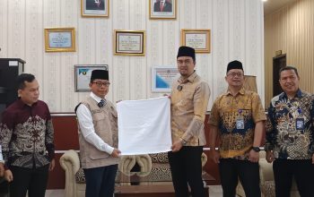 Dirut Perumda Tirtanadi Bagikan Cinderamata 5. 974 Handuk Untuk Jamaah Calon Haji Embarkasi Medan