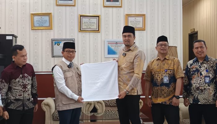 Dirut Perumda Tirtanadi Bagikan Cinderamata 5. 974 Handuk Untuk Jamaah Calon Haji Embarkasi Medan