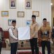 Dirut Perumda Tirtanadi Bagikan Cinderamata 5. 974 Handuk Untuk Jamaah Calon Haji Embarkasi Medan