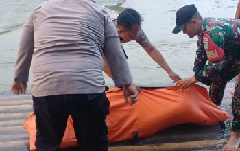 BABINSA SIGAP BERSAMA TIM GABUNGAN BANTU EVAKUASI KORBAN TENGGELAM DI SUNGAI CISANGGARUNG