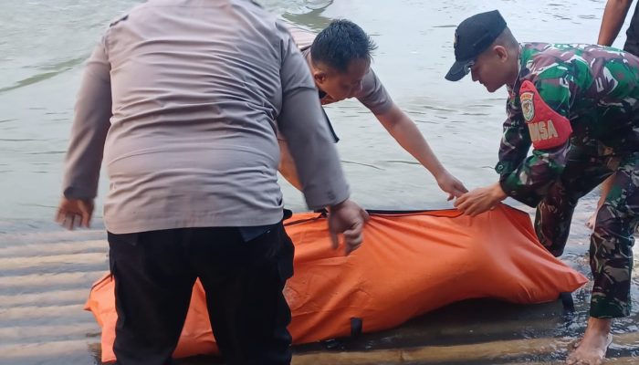 BABINSA SIGAP BERSAMA TIM GABUNGAN BANTU EVAKUASI KORBAN TENGGELAM DI SUNGAI CISANGGARUNG