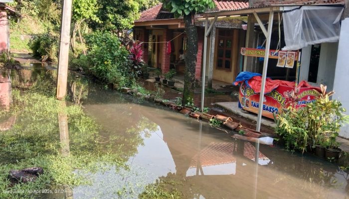 Empat Bulan Terbengkalai Irigasi Tertutup Tanah Dan Batu Bikin Rumah Warga Kebanjiran