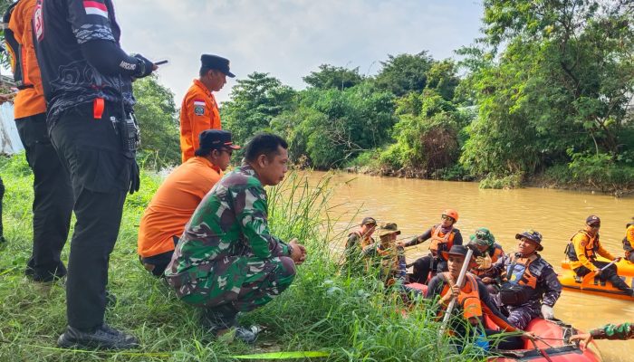 Babinsa Kesepuhan Terjun Langsung Bantu Pencarian Anak Hanyut di Sungai Kriyan