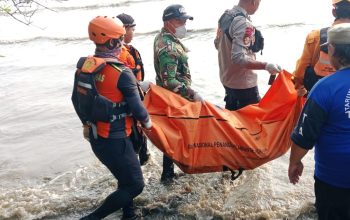 Anak Hanyut di Sungai Kriyan Ditemukan, Babinsa Turut Evakuasi Jenazah di Hari Ketiga Pencarian