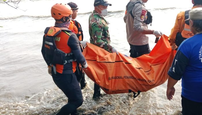 Anak Hanyut di Sungai Kriyan Ditemukan, Babinsa Turut Evakuasi Jenazah di Hari Ketiga Pencarian
