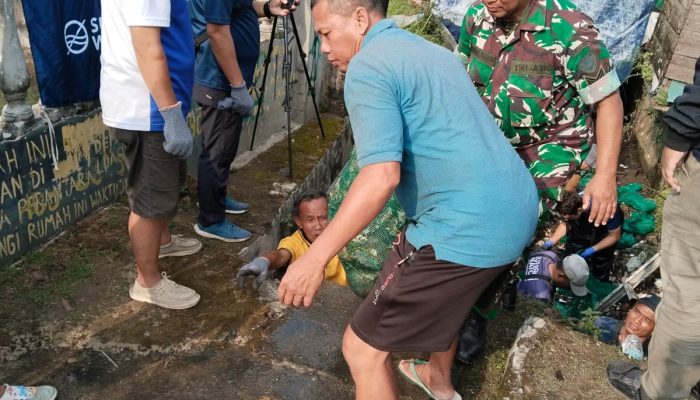 Babinsa Harjamukti Bersama Warga Kerja Bhakti Bersihkan Saluran Air Cegah Banjir